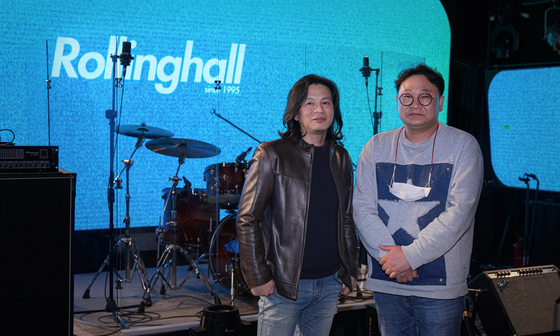 Lee Sung-soo of HarryBigButton, left, and Kim Cheon-seong, CEO of Rollinghall stand for photos on the Rollinghall stage after an interview with the Korea JoongAng Daily on Monday. [JEON TAE-GYU]