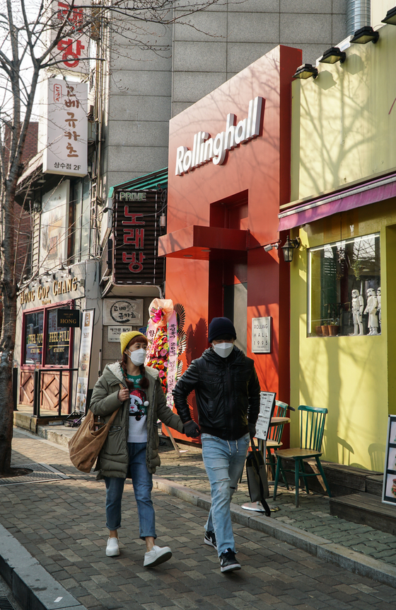 Pedestrians pass by the Rollinghall in Hongdae, western Seoul, on Monday afternoon. [JEON TAE-GYU]
