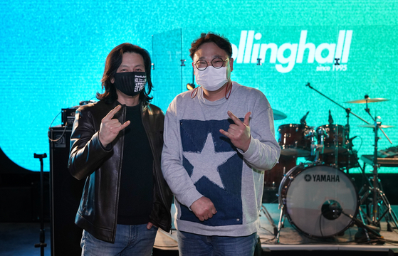 Lee Sung-soo of HarryBigButton, left, and Kim Cheon-seong, CEO of Rollinghall, stand for photos on the Rollinghall stage after an interview with the Korea JoongAng Daily on Monday. [JEON TAE-GYU]