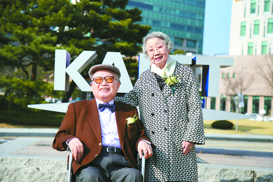 Samsung Brush Chairman Jang Seong-hwan and his wife Ahn Ha-ock at KAIST in Daejeon. [KAIST]