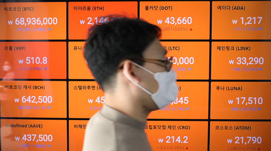 A digital screen operated by Bithumb and set up in southern Seoul shows bitcoin prices on Monday. Bitcoin traded at around 69 million won ($61,000) on Monday after soaring to as high as 71 million won on Sunday. [YONHAP]