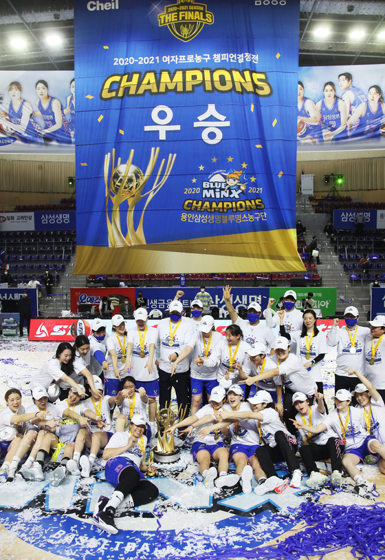 The Yongin Samsung Life Blueminx celebrate after winning the WKBL Championship on Monday. [YONHAP]