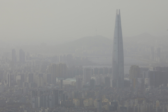 Seoul is blanketed Tuesday by a yellow dust storm originating from the inland deserts of northern China. According to the Korea Meteorological Administration (KMA), almost all parts of the nation on Tuesday came under the influence of high levels of yellow dust originating in the Inner Mongolian region of northern China. [NEWS1]