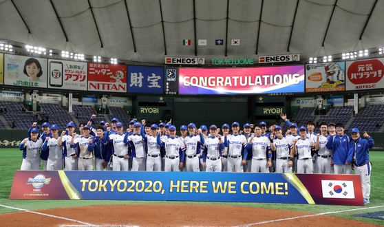Team Korea celebrates qualifying for the 2020 Tokyo Olympic after winning the 2019 WBSC Premier12 Super Round against Mexico on Nov. 15, 2019. [NEWS 1]
