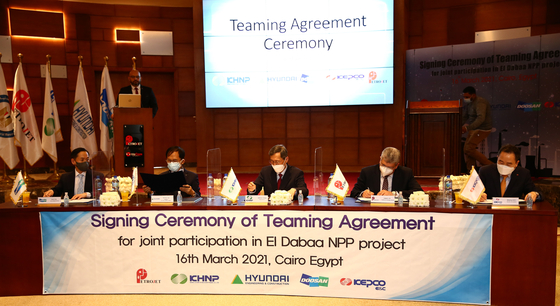 KHNP CEO Chung Jae-hoon, center, signs a partnership agreement with Petrojet in which Korean companies will train locals on the development of a nuclear power plant in Cairo. [KHNP}