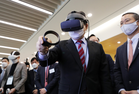 Prime Minister Chung Sye-kyun wears a virtual reality (VR) headset to experience a VR smart factory during his visit to Open Lab in LG’s Science Park in Gangseo District, western Seoul, on Wednesday. [NEWS1]