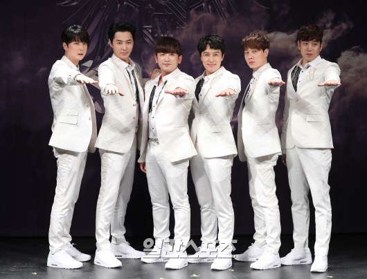 Boy group Shinhwa [ILGAN SPORTS]