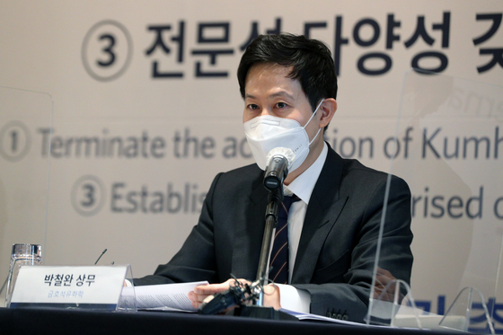 Park Chul-whan, a senior vice president at Kumho Petrochemical, speaks at a press event in central Seoul last week. [NEWS1]