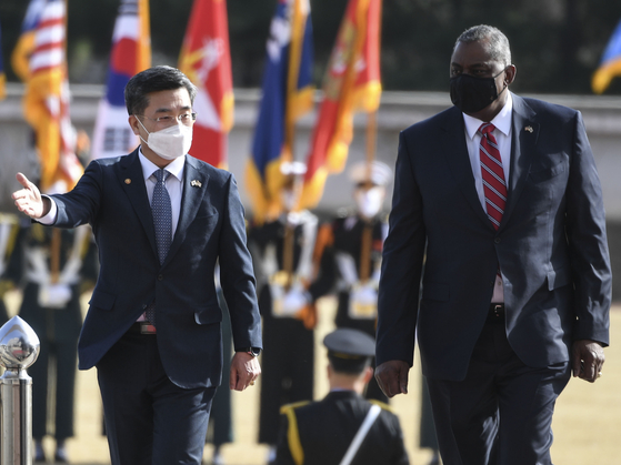 Defense Minister Suh Wook, left, and Defense Secretary Lloyd Austin, head into bilateral talks at the Defense Ministry in central Seoul after a ceremony welcoming the Pentagon chief who flew into Korea from Japan earlier that day. [NEWS1] 