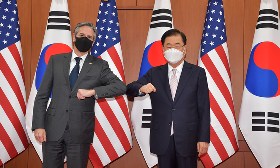U.S. Secretary of State Antony Blinken, left, and South Korea’s Foreign Minister Chung Eui-yong, right, pose for a photo in the Foreign Ministry in central Seoul on Wednesday before they held a meeting. [JOINT PRESS CORPS]