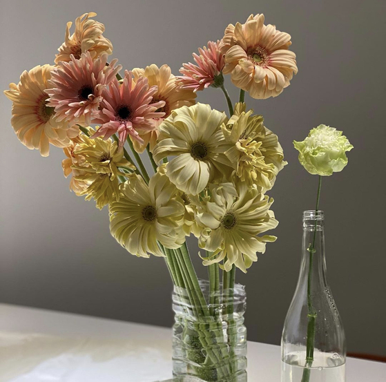 An image of flowers in a plastic water bottle arranged by a 36-year-old office worker. He recently started learning flower arranging as a new hobby. [JOONGANG ILBO] 