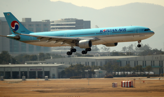  A Korean Air Lines aircraft lands at Incheon International Airport last month. [YONHAP]