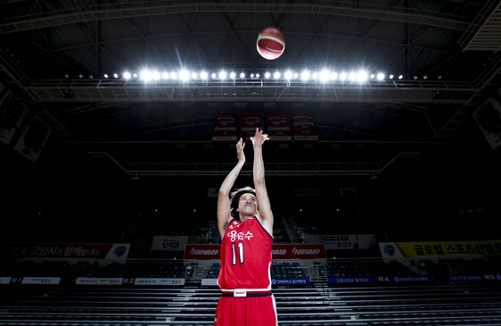 Goyang Orion Orions basketball player Heo Il-young makes a shot at Goyang Gymnasium in Goyang, Gyeonggi. [KIM SEONG-RYONG] 