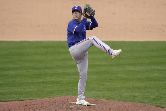 Texas Rangers pitcher Yang Hyeon-jong throws during the fifth inning of a spring training baseball game against the Milwaukee Brewers on March 13. [AP/YONHAP]