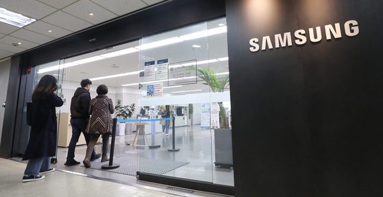 Customers wait in line at Samsung Electronics’ after sales service center in central Seoul on Wednesday after errors occurred on Google’s Android operating system leading to several apps malfunctioning since Tuesday. Google told its users to update their Webview and Chrome apps on Wednesday. [YONHAP]
