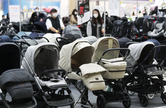 Baby strollers on display during an exhibition held in Suwon in November 2020. [YONHAP]