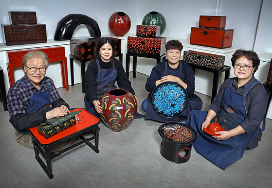  From left: Choi Jong-kwan, his daughter Choi Da-young, son Choi Min-woo, and wife Kim Kyoung-ja. All members of the family are colored lacquerware artisans. [PARK SANG-MOON] 