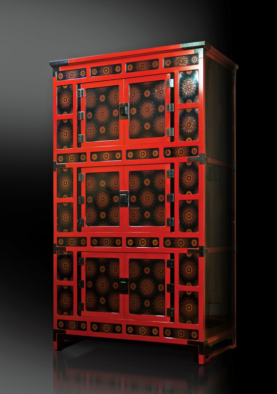  A three-storied snowflake-patterned cabinet, with intricately painted snowflakes. [PARK SANG-MOON] 
