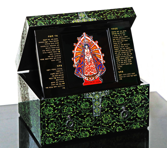 A colored lacquer prayer box Choi and Kim made for Pope Francis when he visited Korea in 2014. The couple used the traditional method to make the box and painted on a chrysanthemum and arabesque pattern over the span of six months. [PARK SANG-MOON] 