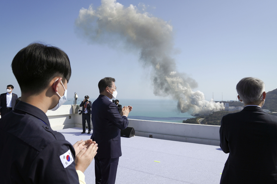 President Mon Jae-in, center, applauds from an observation deck of the Naro Space Center in Goheung, South Jeolla, Thursday, as the space launch vehicle Nuri’s first-stage engine undergoes a combustion test.  [JOINT PRESS CORPS]