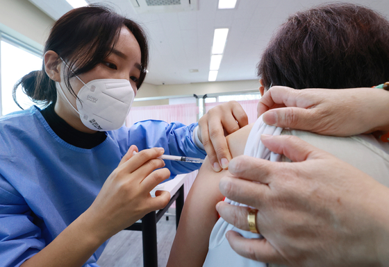 A medical staff injects AstraZeneca's Covid-19 vaccine. [YONHAP]