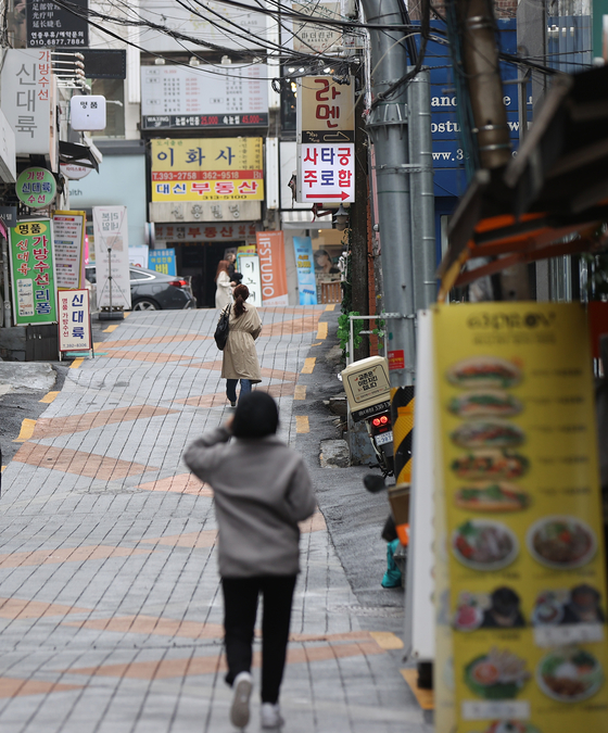 A street near a university in central Seoul, which used to be crowded on weekends, stands virtually empty, largely due to social distancing measures on Sunday. A fourth round of Covid-19-related emergency relief funds will be given out to freelancers and small business operators from today. [YONHAP]