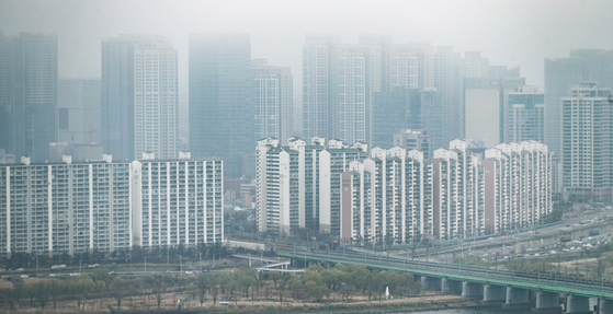 Apartment prices in Seoul are starting to stabilize, rising 0.06 percent on week in the third and fourth week of March after rising 0.1 percent in the first week of February, the biggest jump in 2021, according to data provided by Real Estate Board on Sunday. The board says that the stabilization is a result of higher taxes and the risk of an increase in interest rates. [YONHAP]