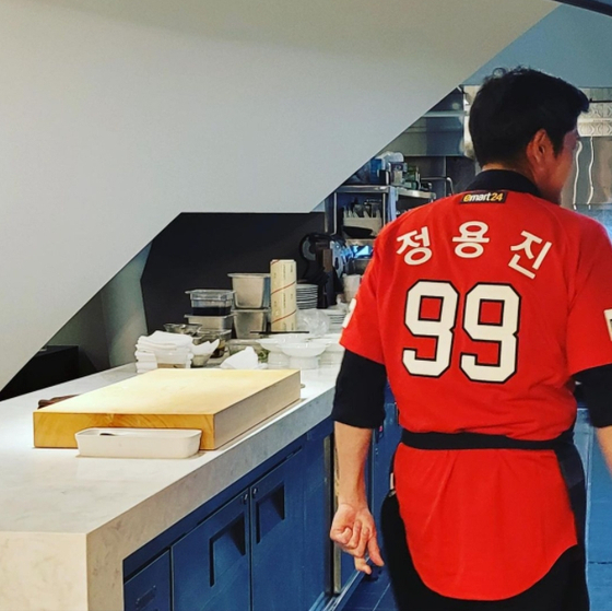 Shinsegae Group Vice Chairman Chung Yong-jin is seen wearing what appears to be the new jersey for the SSG Landers in a photo posted on social media. Shinsegae Group bought the Landers earlier this year and are set to officially reveal the new uniform in a press conference on Tuesday. [YONHAP].