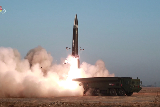 The North’ official Korean Central Television Friday broadcasts the launch of two short-range ballistic missiles into the East Sea Thursday morning. [YONHAP]