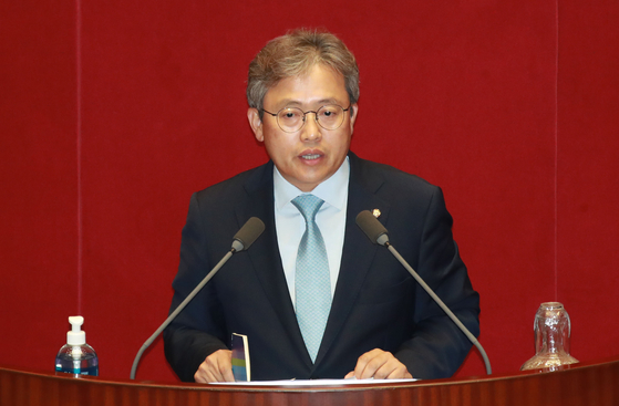 In this file photo, Rep. Song Ki-hun of the Democratic Party speaks at the National Assembly's plenary session to support the rent control bills before voting on July 30, 2020. [YONHAP]