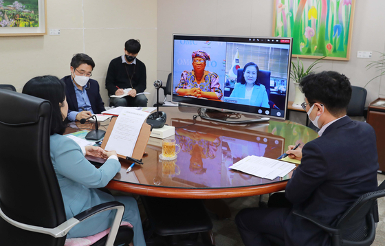 Korean Trade Minister Yoo Myung-hee holds a video conference with the new World Trade Organization Director-General Ngozi Okonjo-Iweala on Tuesday. The two had competed for the top stop at the WTO, with Yoo finally conceding last month. [MINISTRY OF TRADE, INDUSTRY AND ENERGY]