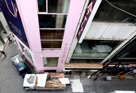 Remodeling of a shop is in progress in Myeong-dong, a shopping district in central Seoul, on March 26. Many shops have closed down due to the pandemic that has lasted for over a year. [YONHAP]