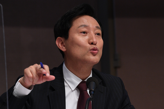 Oh Se-hoon, Seoul mayoral by-election candidate of the main opposition People Power Party, speaks during a discussion session hosted by the Kwanhun Club, an organization of journalists, on Wednesday. [NEWS1]