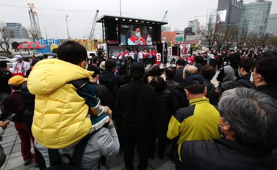 Supporters of Seoul mayoral candidate Oh Se-hoon listening to his speech near Coex in southern Seoul on Sunday. [JOINT PRESS CORPS]