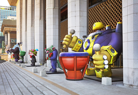 Five balloon installations of League of Legends video game characters playing different instruments stand outside the Sejong Center for the Performing Arts building in central Seoul. The Sejong Center will hold the ″League of Legends Live: The Orchestra″ on Friday and Saturday. [PARK SANG-MOON]