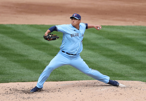 Ryu Hyun-jin of the Toronto Blue Jays pitches against the New York Yankees during Opening Day at Yankee Stadium on Thursday. [GETTY IMAGES/YONHAP]