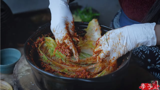 Li Ziqi, a popular Chinese YouTuber with nearly 15 million subscribers, in late January uploaded a video of herself making what appears to be kimchi with the hashtags #ChineseCuisine and #ChineseFood. [SCREEN CAPTURE]