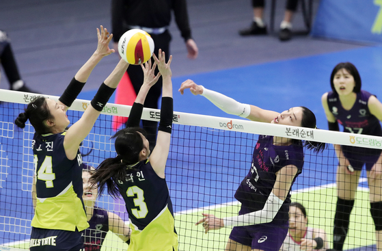 Kim Yeon-koung of the Incheon Life Insurance Pink Spiders, second from right, and Yang Hyo-jin of Suwon Hyundai Engineering & Construction Hillstate, left, face off during a V-League game on Jan. 31. [NEWS1]