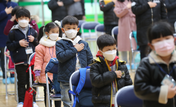 First graders at Ochi Elementary School in Gwangju attend their first day of class on March 2. The elementary school is one out of hundreds in Korea that has in recent years been experiencing a drop in the number of students. The newly admitted first graders at Ochi was less than 100 this year. [YONHAP]