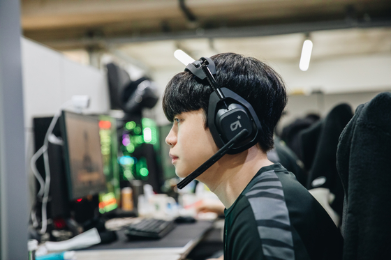 Mid laner Kwak ″Bdd″ Bo-seong stares intently at his monitor in the Gen.G training facility. [GEN.G]