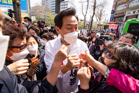 People Power Party's Seoul mayoral candidate Oh Se-hoon is surrounded by the people at a stumping event in Nowon District of Seoul.  [YONHAP] 