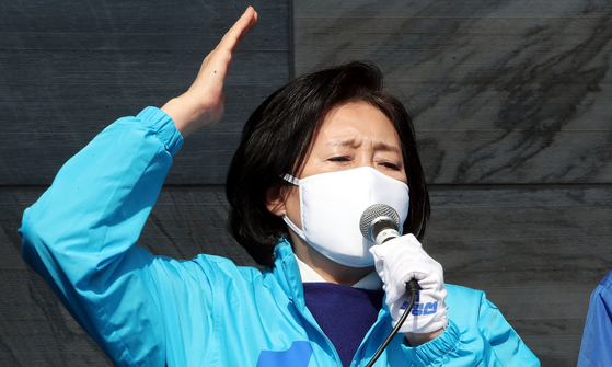 Democratic Party's Seoul mayoral by-election candidate Park Young-sun gives a speech near Hongje subway station in the Seodaemun District of Seoul on Tuesday.  [NEWS1] 