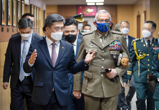 Korea’s Defense Minister Suh Wook, left, talks with Gen. Claudio Graziano, right, chairman of the European Union Military Committee, in the Defense Ministry in Yongsan District, central Seoul, Wednesday. During the meeting with Suh, Graziano voiced support for Seoul's peace efforts with North Korea and agreed to share the EU's Indo-Pacific strategies as soon as they are drawn up and discuss specific ways to cooperate, according to the ministry. [NEWS1]