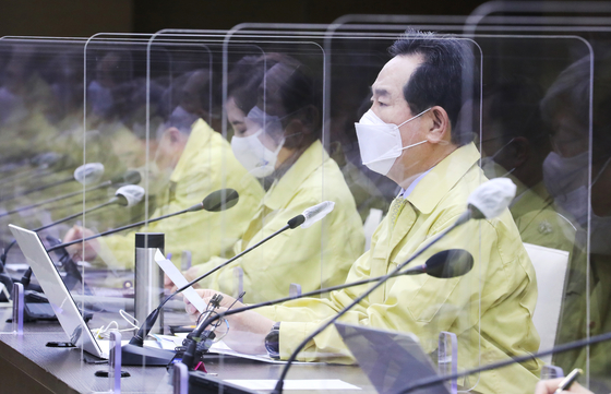 Prime Minister Chung Sye-kyun presides over a meeting to fight the coronavirus at the Sejong Government Complex in January. [YONHAP]