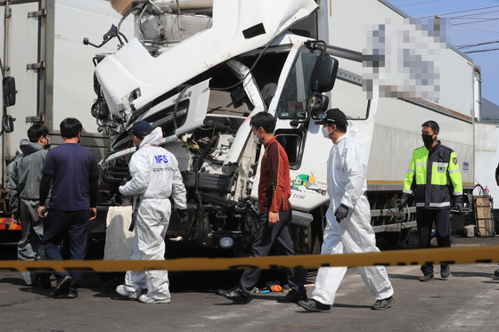 Police and National Forensic Service officials inspect the scene of the accident in Jeju on Wednesday. [YONHAP]