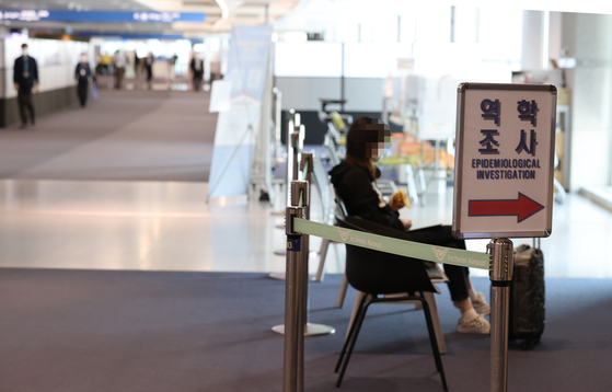 Incheon International Airport on April 6. The decline in the number of Koreans traveling abroad due to the Covid-19 pandemic helped turn the service account to a surplus for the first time in 6 years. [YONHAP]