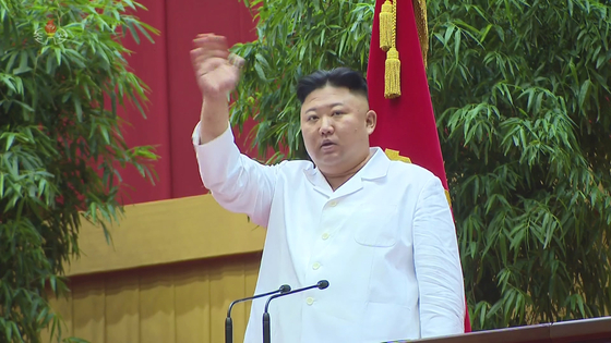 North Korean leader Kim Jong-un is broadcasted on state television Wednesday waving to grassroots members at the 6th Conference of Cell Secretaries of the ruling Workers' Party in Pyongyang Tuesday. [YONHAP]