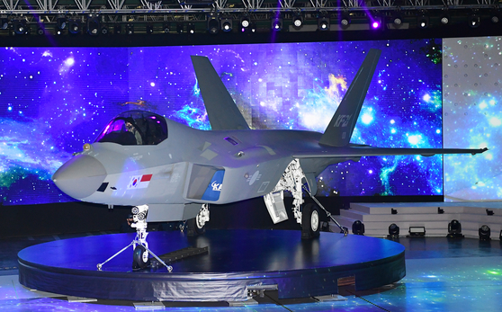 The KF-21 Boramae, a prototype of Korea’s first indigenous fighter jet, is shown at the Korea Aerospace Industries’ headquarters in Sacheon, South Gyeongsang on Friday. Korea started development of its own fighter jet in 2015, an 8.8-trillion-won project. The KF-21 Boramae will make a test flight in 2022 and complete development after 2026. [YONHAP]