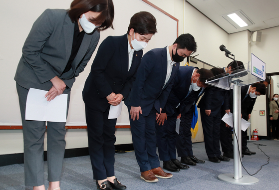 The leadership of the ruling Democratic Party bows after its crushing defeat in the April 7 mayoral by-elections in Seoul and Busan the next day. [OH JONG-TAEK] 