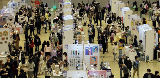 Visitors pack the K-Illustration Fair held at Coex in Seoul on Sunday. The exhibition has been held since Thursday. Despite the ongoing pandemic, Coex, which postponed most of its exhibitions last year, has resumed businesses while adhering to the government’s social distancing regulation. [YONHAP]
